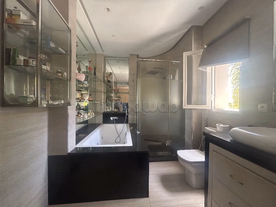 High quality house for sale in Californie. Dimension 630 m². Ample storage space