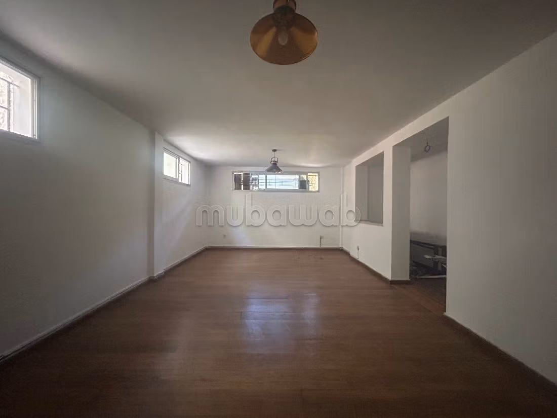 High quality house for sale in Californie. Dimension 630 m². Ample storage space