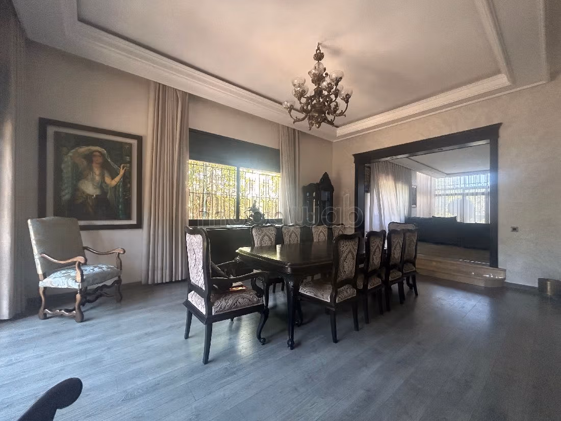 High quality house for sale in Californie. Dimension 630 m². Ample storage space