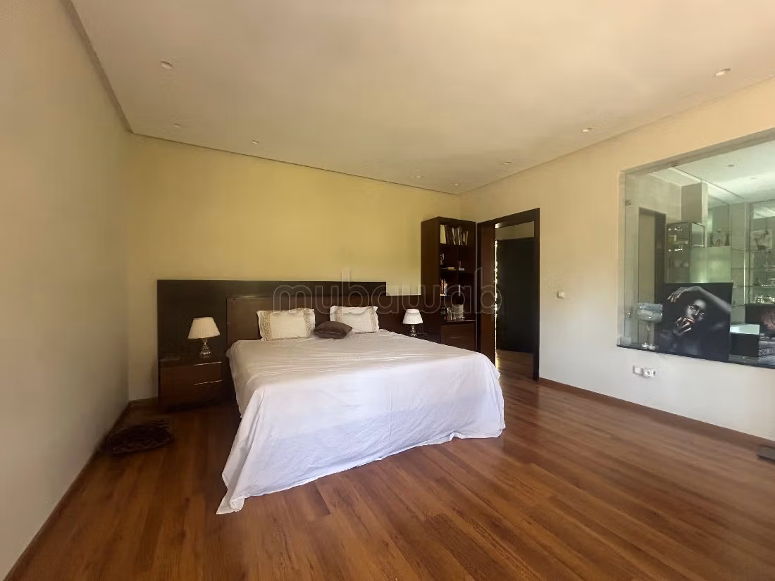 High quality house for sale in Californie. Dimension 630 m². Ample storage space