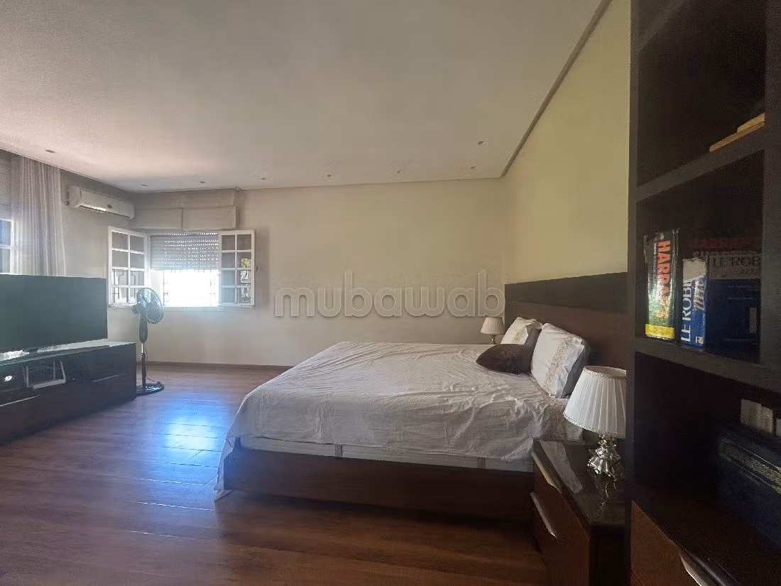 High quality house for sale in Californie. Dimension 630 m². Ample storage space