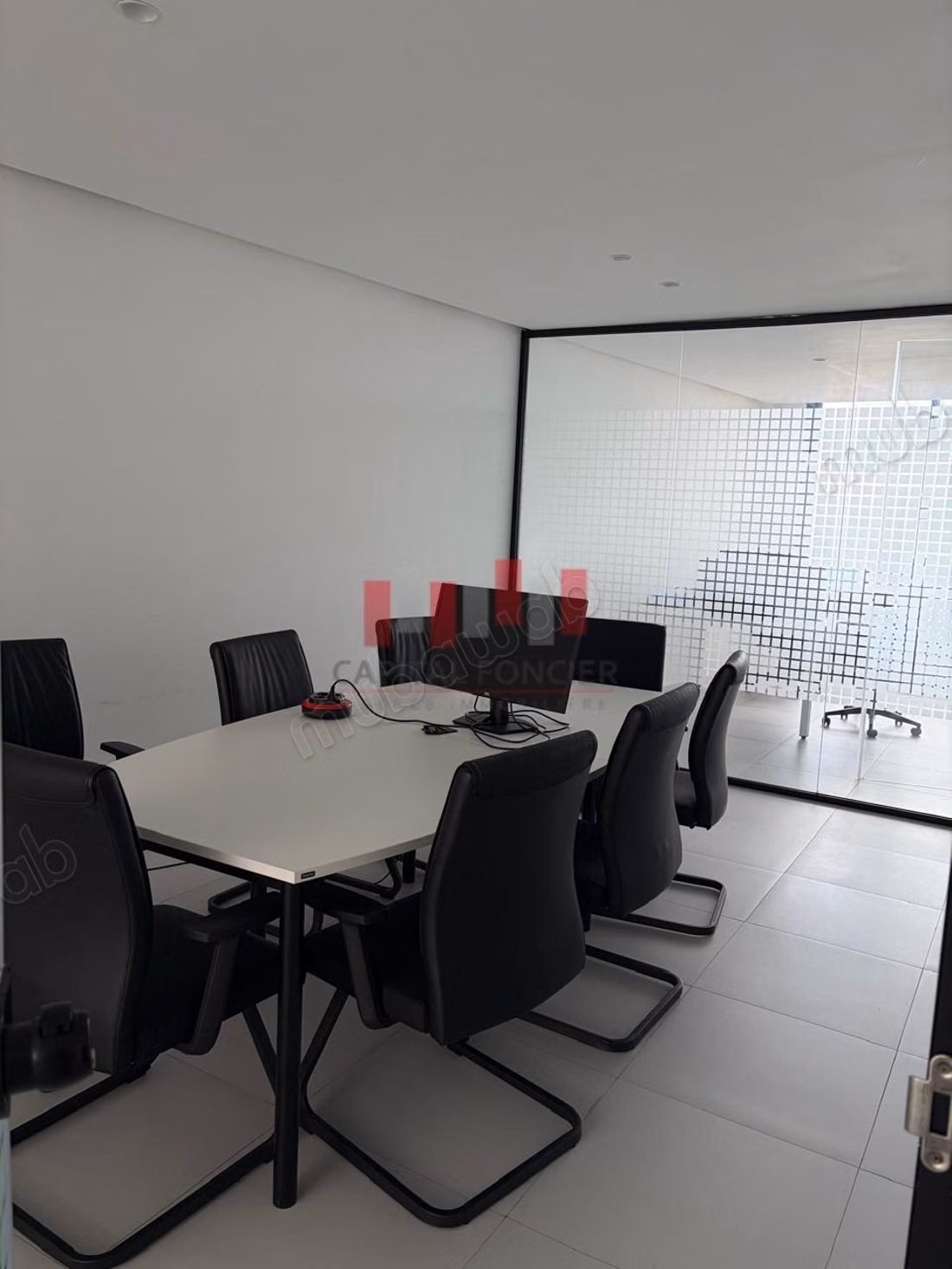 Plateau de bureau neuf Aménagé et cloisonné en plein bld la corniche d une surface de 87 m a la location