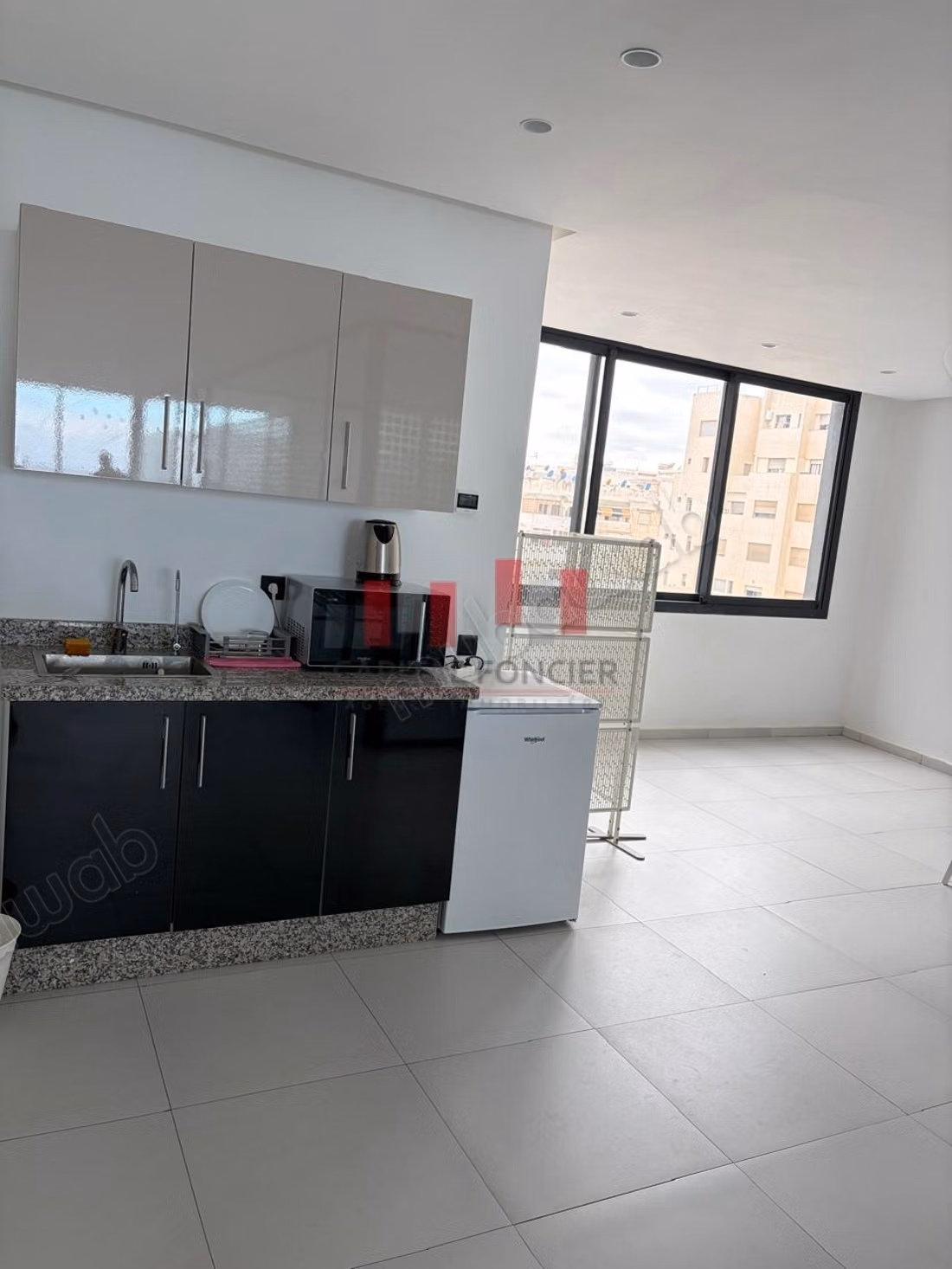 Plateau de bureau neuf Aménagé et cloisonné en plein bld la corniche d une surface de 87 m a la location