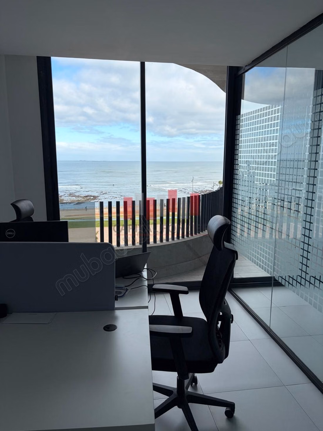 Plateau de bureau neuf Aménagé et cloisonné en plein bld la corniche d une surface de 87 m a la location