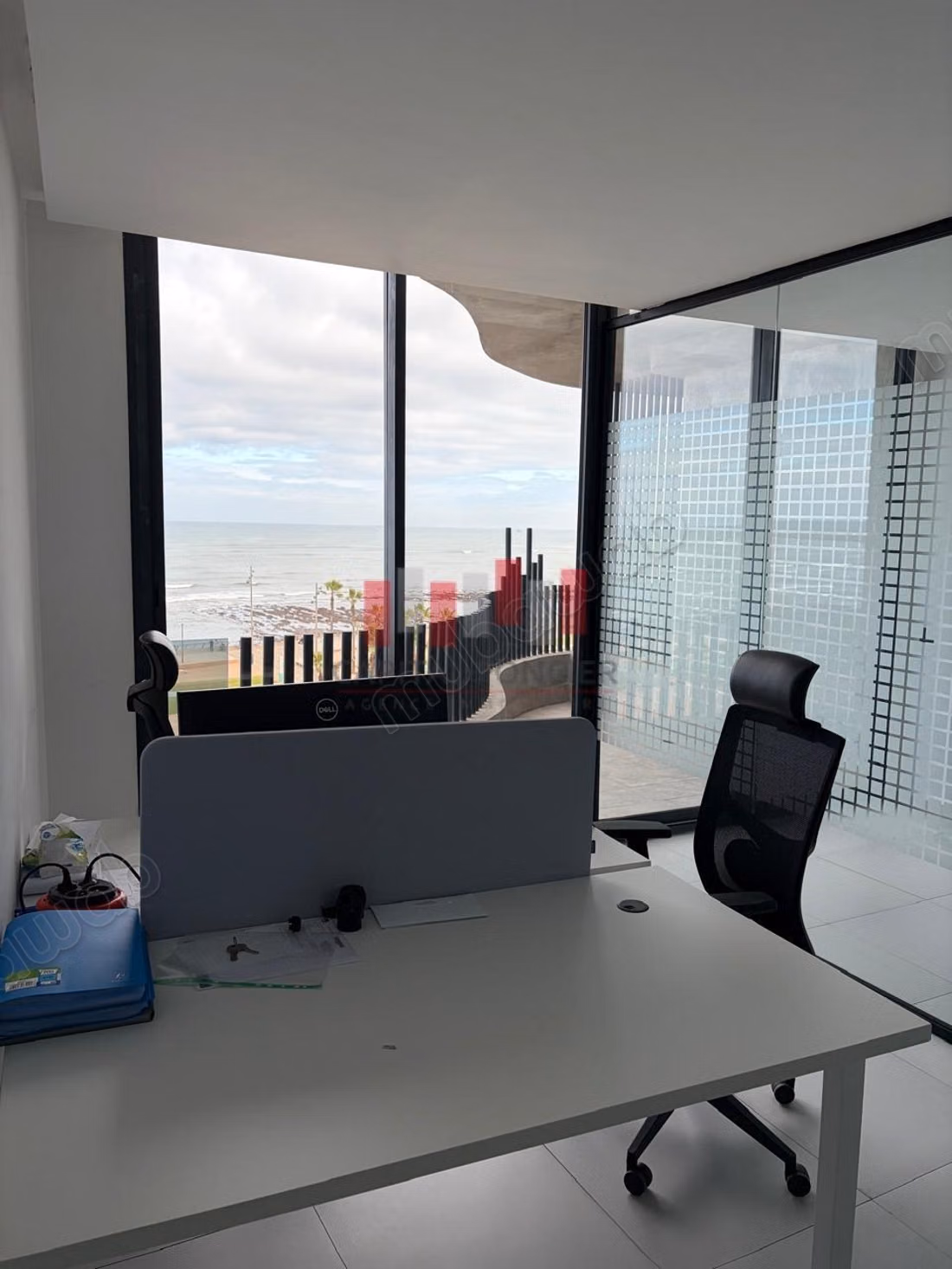 Plateau de bureau neuf Aménagé et cloisonné en plein bld la corniche d une surface de 87 m a la location