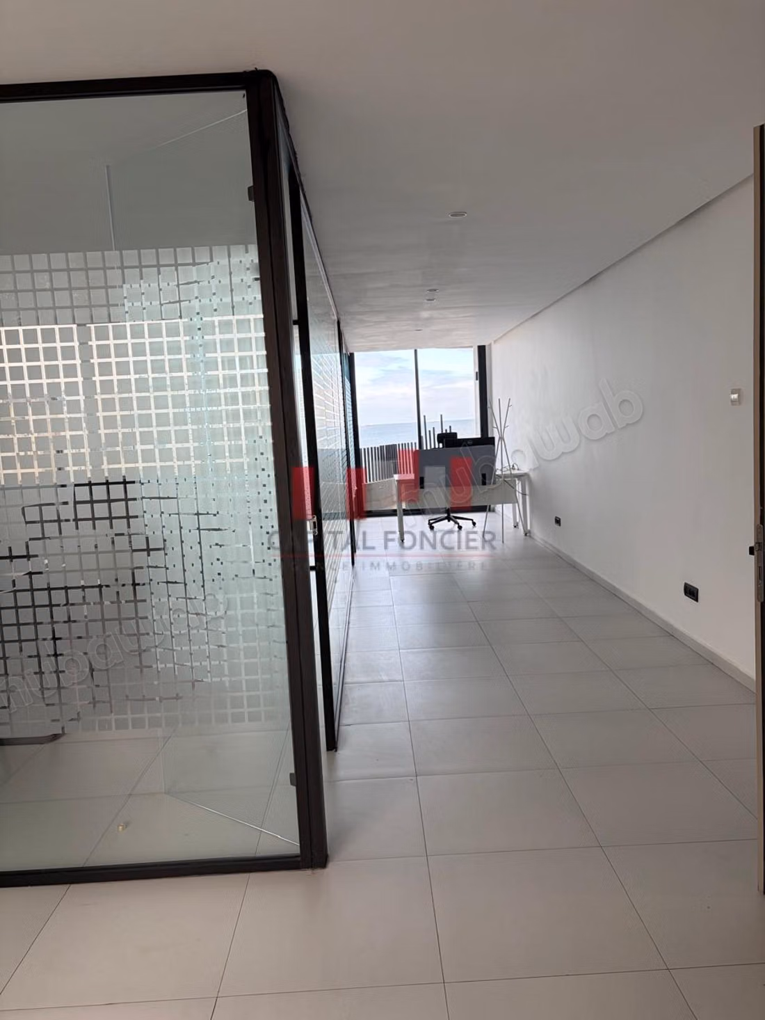 Plateau de bureau neuf Aménagé et cloisonné en plein bld la corniche d une surface de 87 m a la location