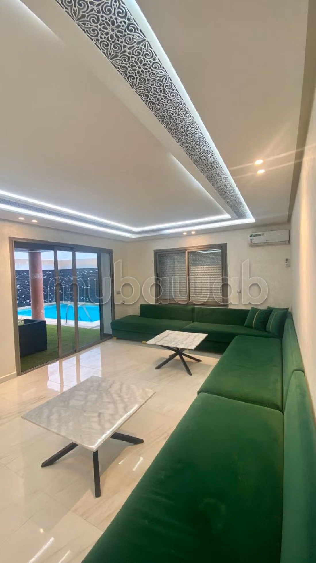 Location villa de haut standing à Malabata. Surface totale 400 m². Piscine et cheminée.