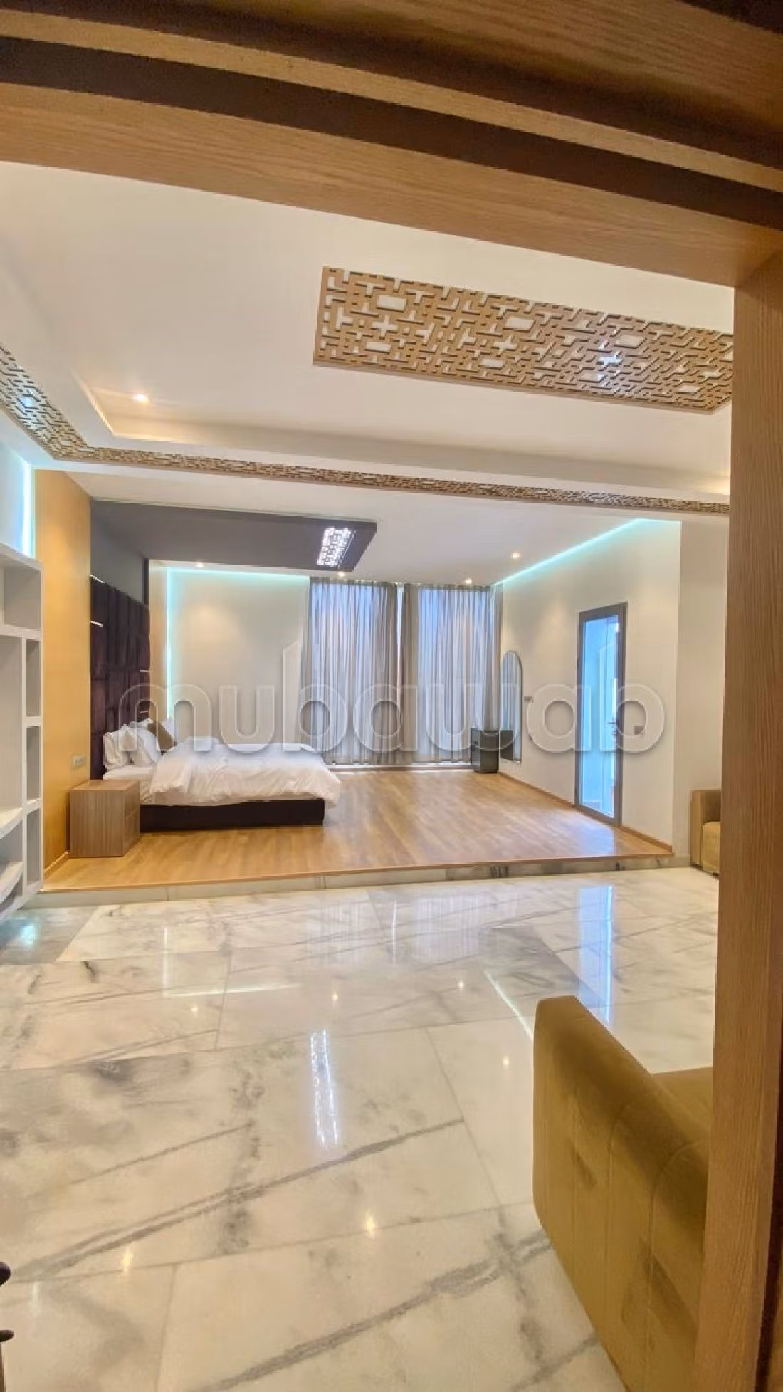 Location villa de haut standing à Malabata. Surface totale 400 m². Piscine et cheminée.