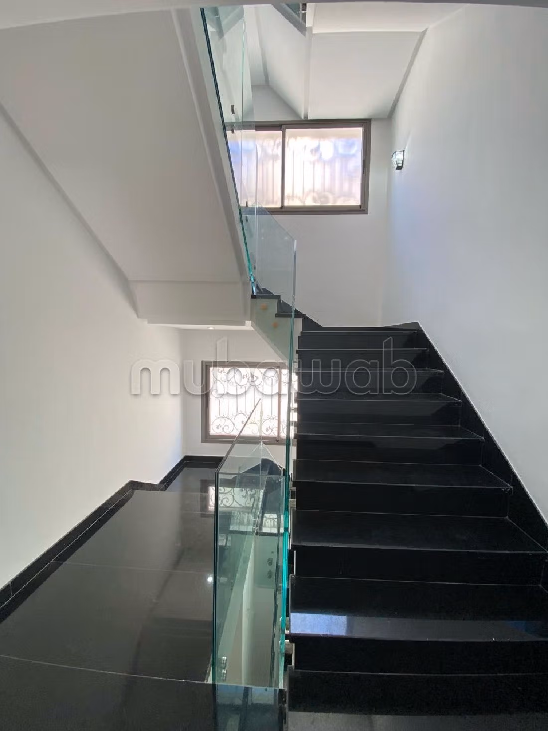 Location villa de haut standing à Malabata. Surface totale 400 m². Piscine et cheminée.