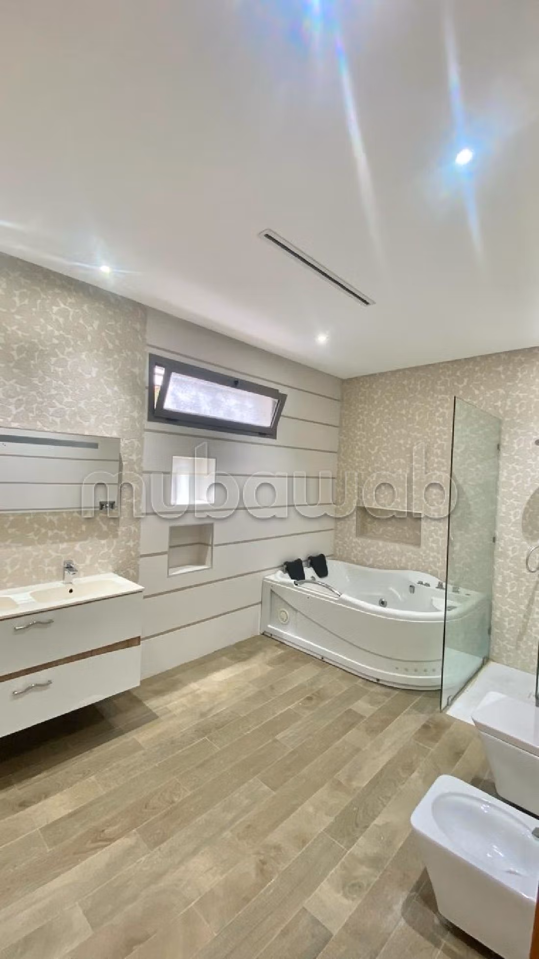 Location villa de haut standing à Malabata. Surface totale 400 m². Piscine et cheminée.