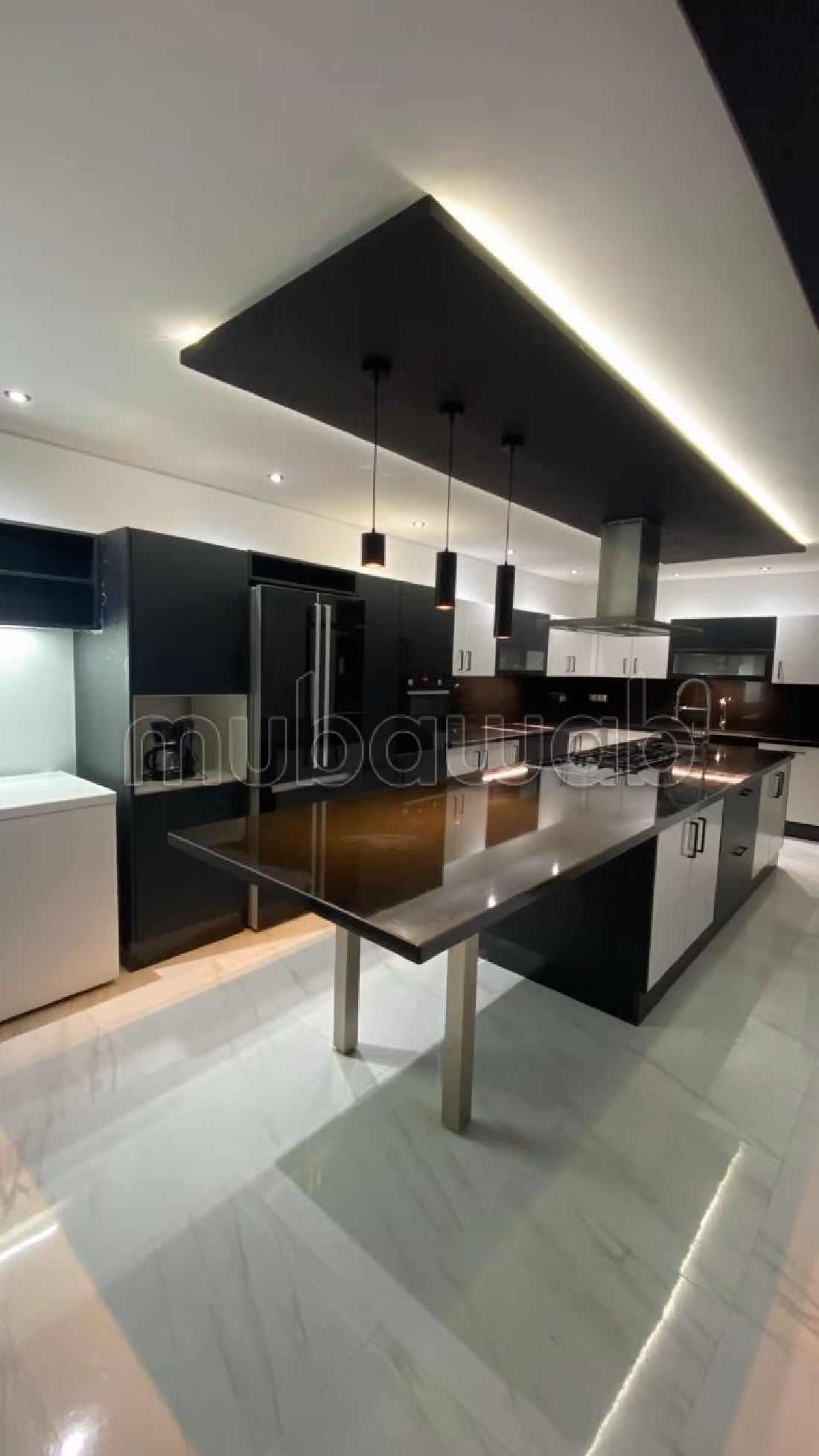 Location villa de haut standing à Malabata. Surface totale 400 m². Piscine et cheminée.