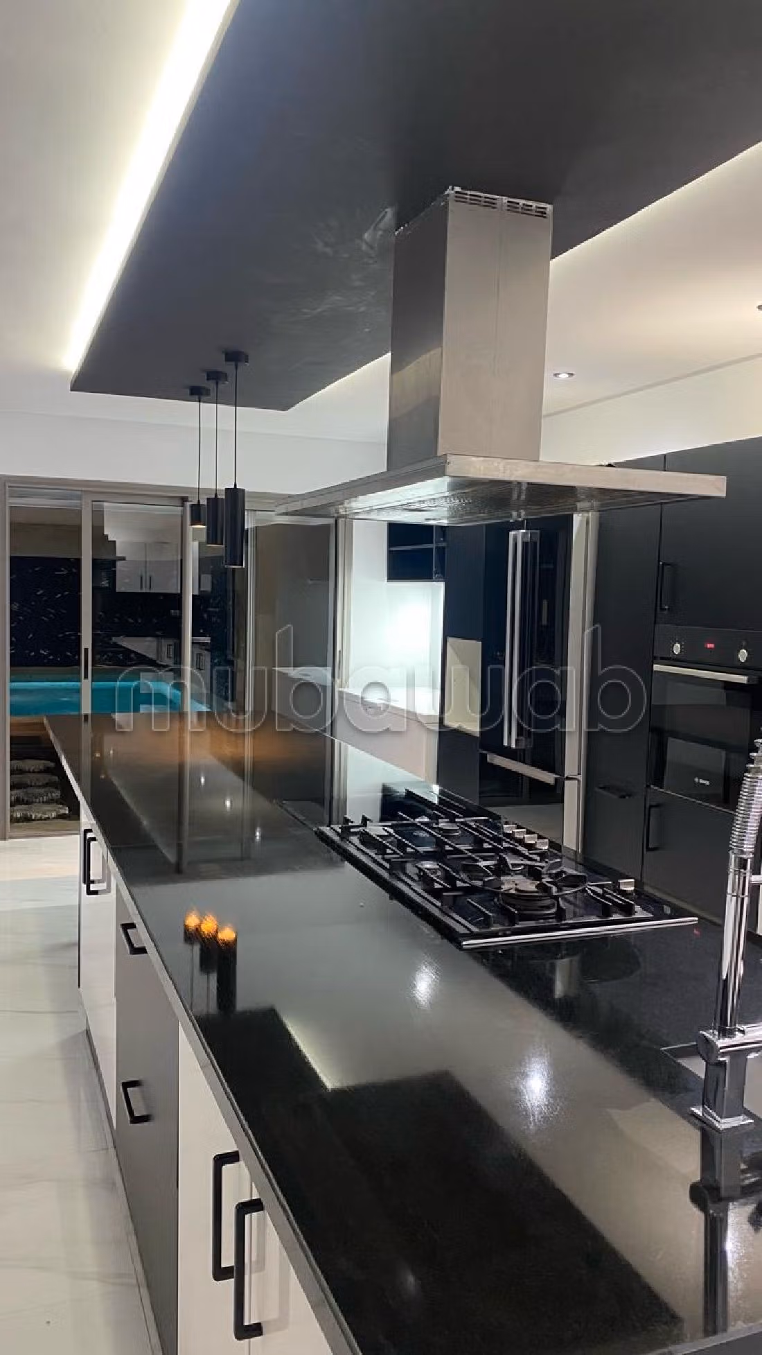 Location villa de haut standing à Malabata. Surface totale 400 m². Piscine et cheminée.