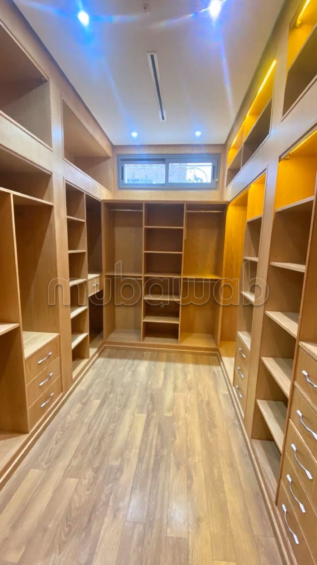 Location villa de haut standing à Malabata. Surface totale 400 m². Piscine et cheminée.