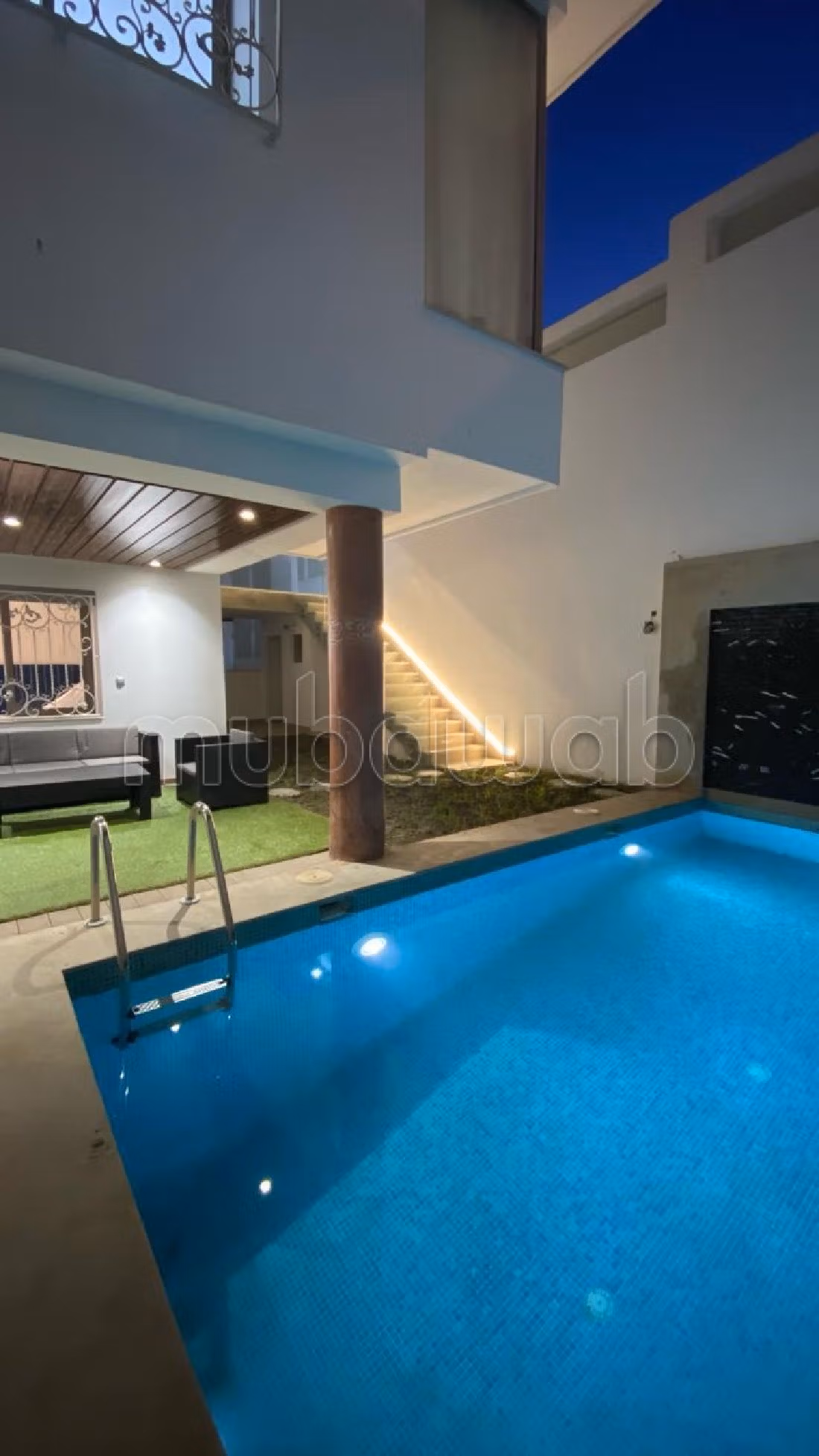 Location villa de haut standing à Malabata. Surface totale 400 m². Piscine et cheminée.