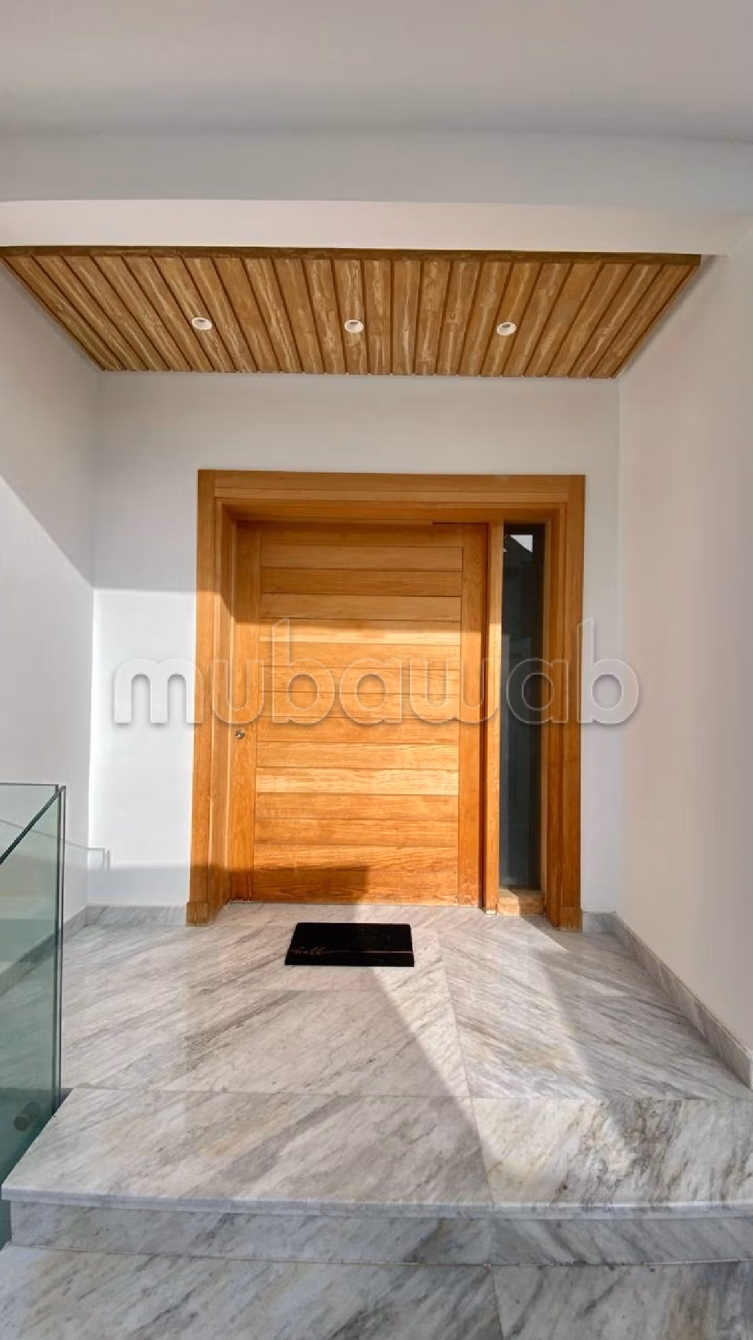 Location villa de haut standing à Malabata. Surface totale 400 m². Piscine et cheminée.