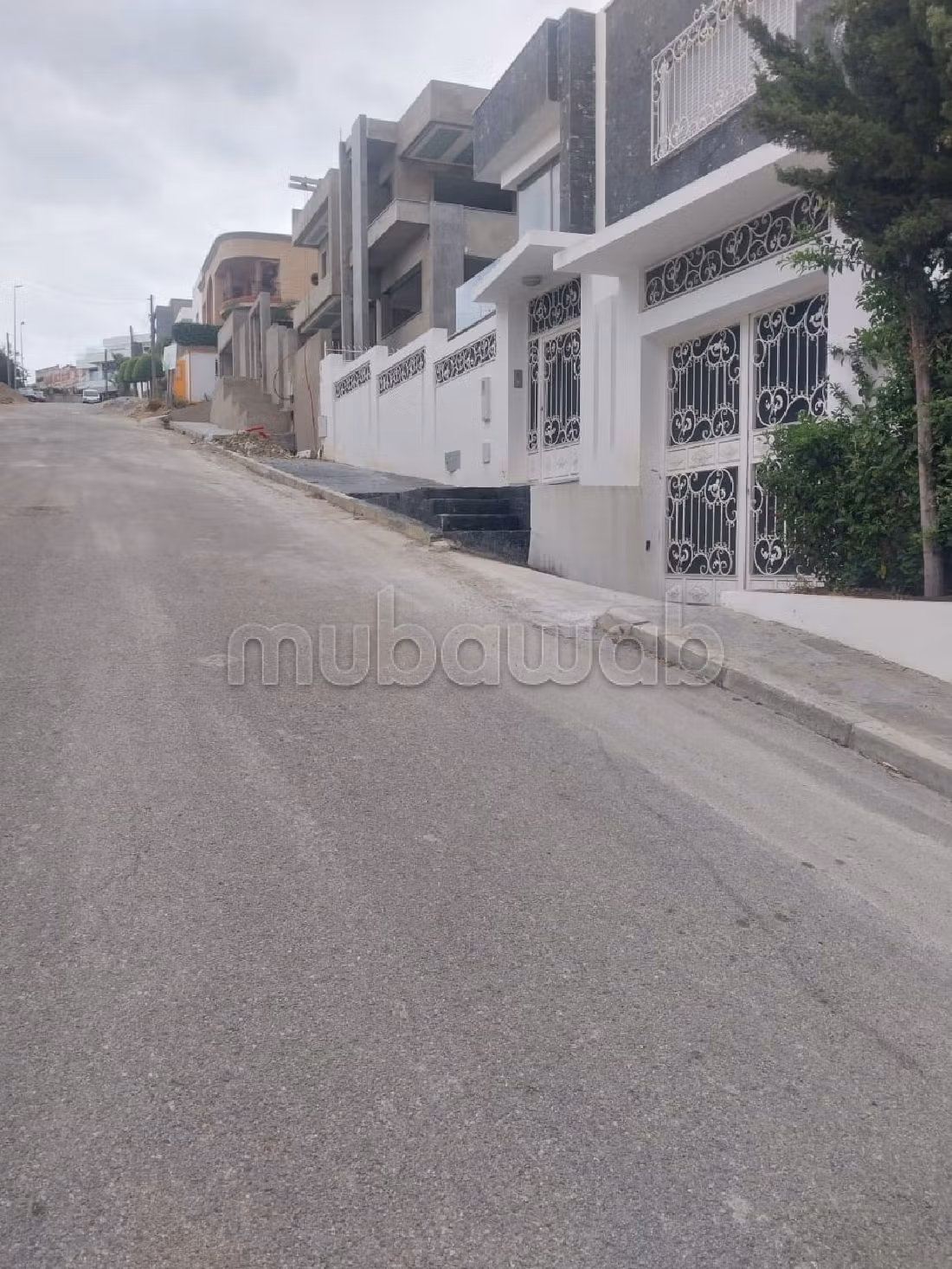 Location villa de haut standing à Malabata. Surface totale 400 m². Piscine et cheminée.