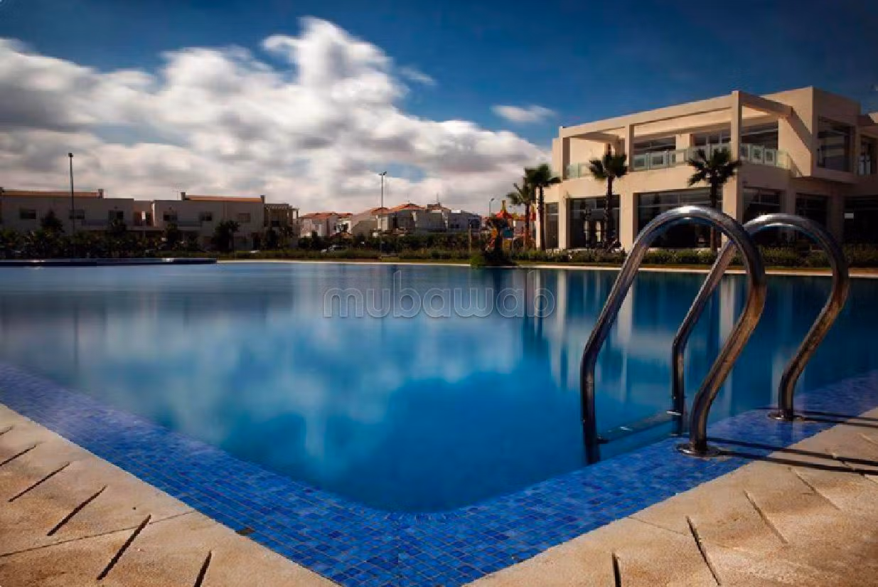 Luxury villa for sale. 5 rooms. caretaker available, Large swimming pool. 