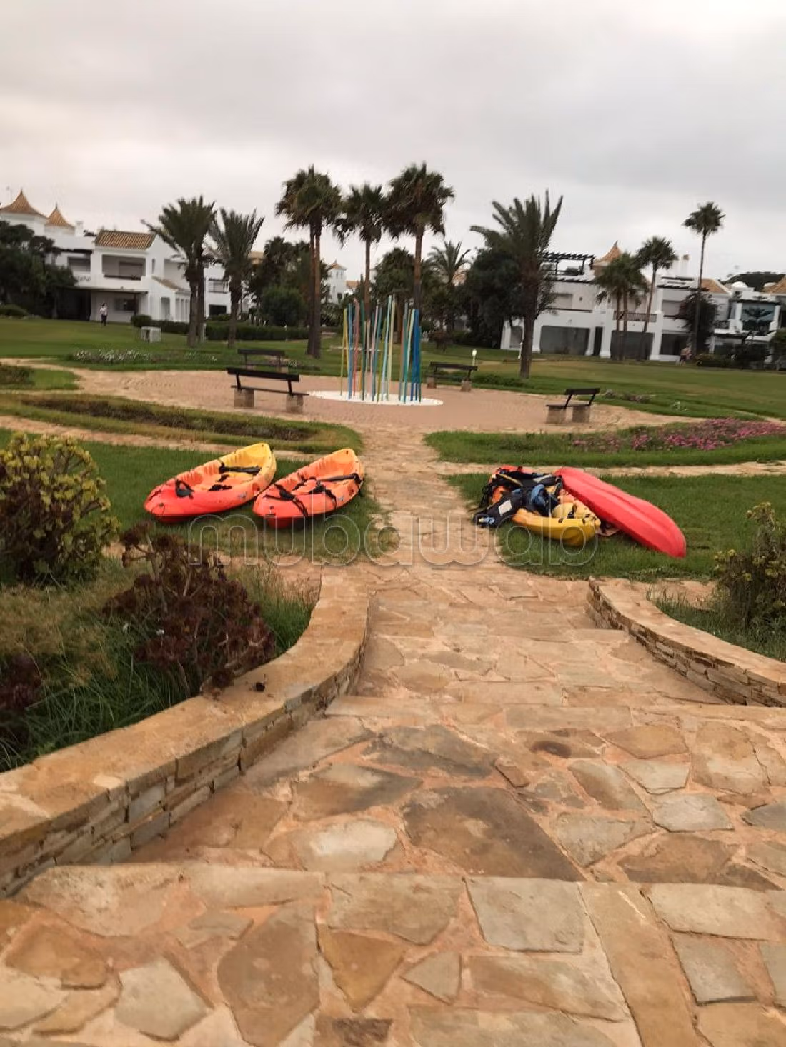 Suntuosa villa en venta. 8 habitaciones grandes. Antena parabólica y seguridad. 