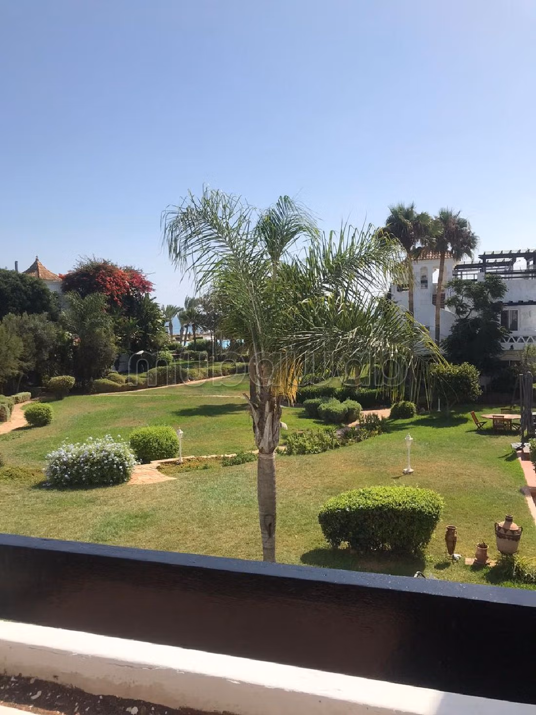 Suntuosa villa en venta. 8 habitaciones grandes. Antena parabólica y seguridad. 