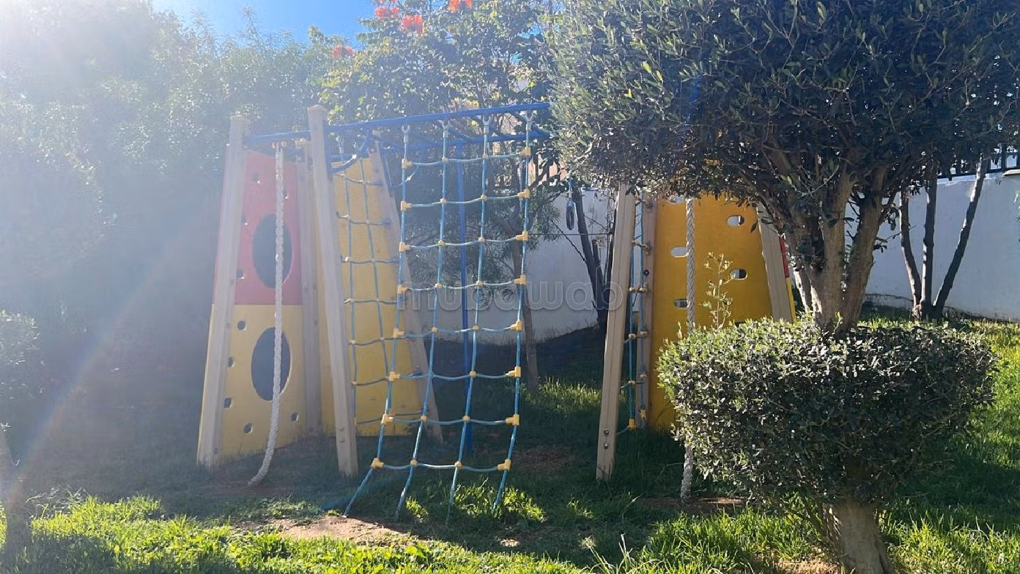 Suntuosa villa en venta. 8 habitaciones grandes. Antena parabólica y seguridad. 