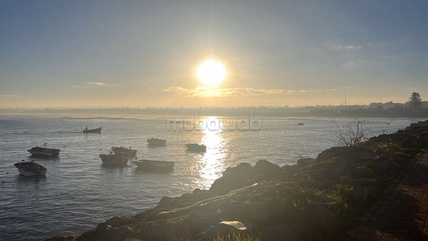 Suntuosa villa en venta. 8 habitaciones grandes. Antena parabólica y seguridad. 