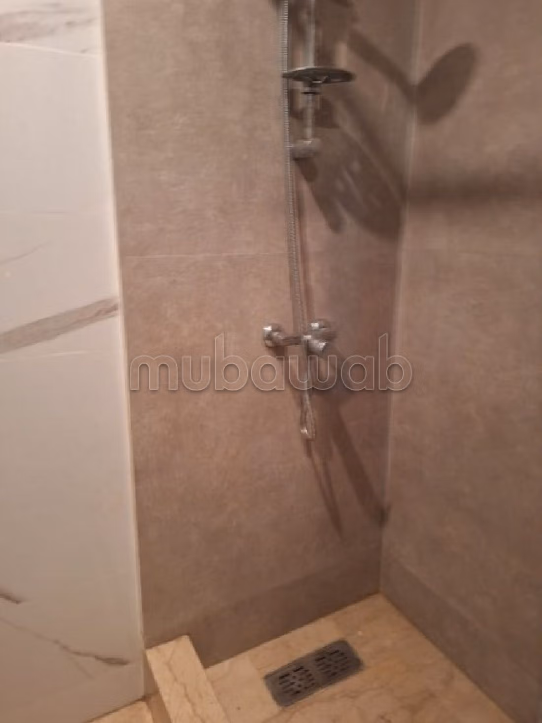 شقة رائعة للإيجار براسين. 3 غرف رائعة. مدفأة أنيقة. 