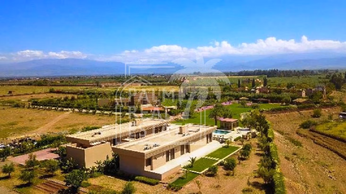 Villa's en luxe woningen te koop in Route de l'Ourika. 8 Ruimtes. Beveilingssysteem en traditionele woonkamer. 