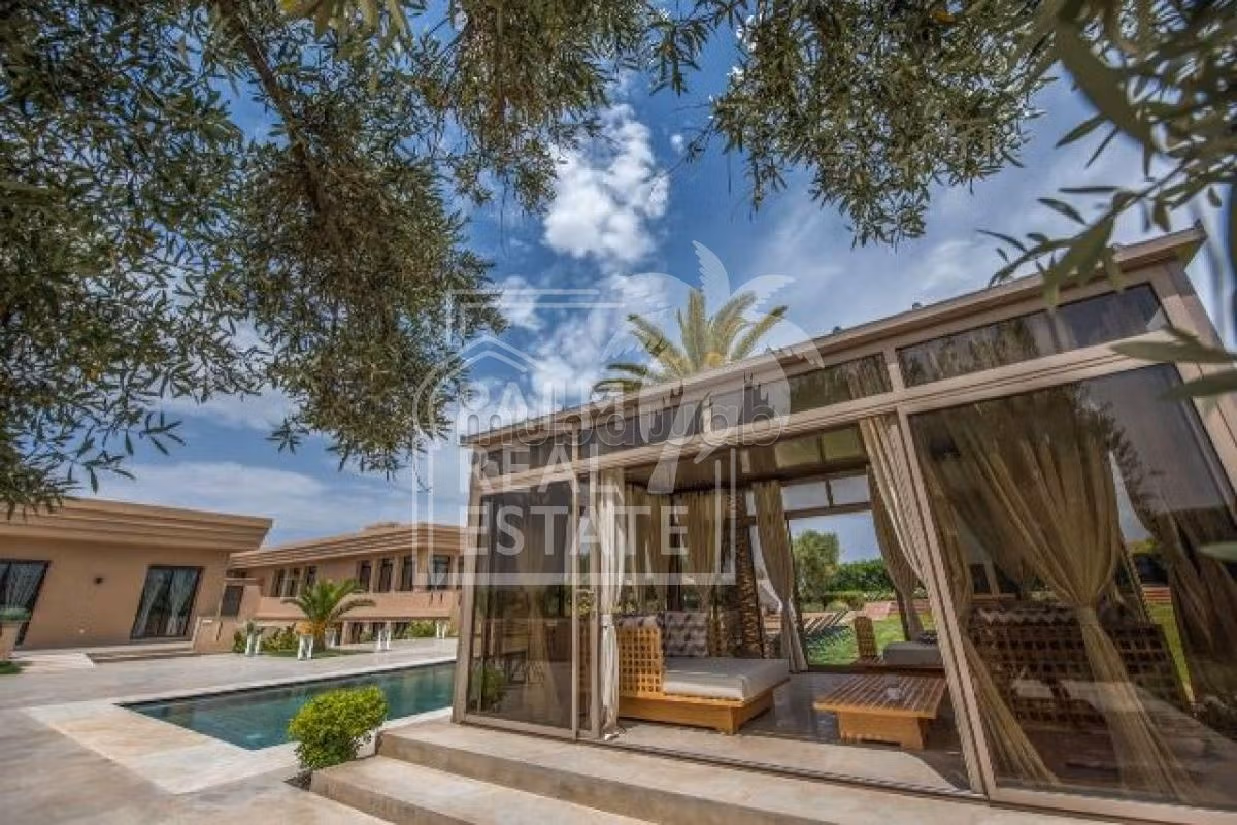 Villa's en luxe woningen te koop in Route de l'Ourika. 8 Ruimtes. Beveilingssysteem en traditionele woonkamer. 