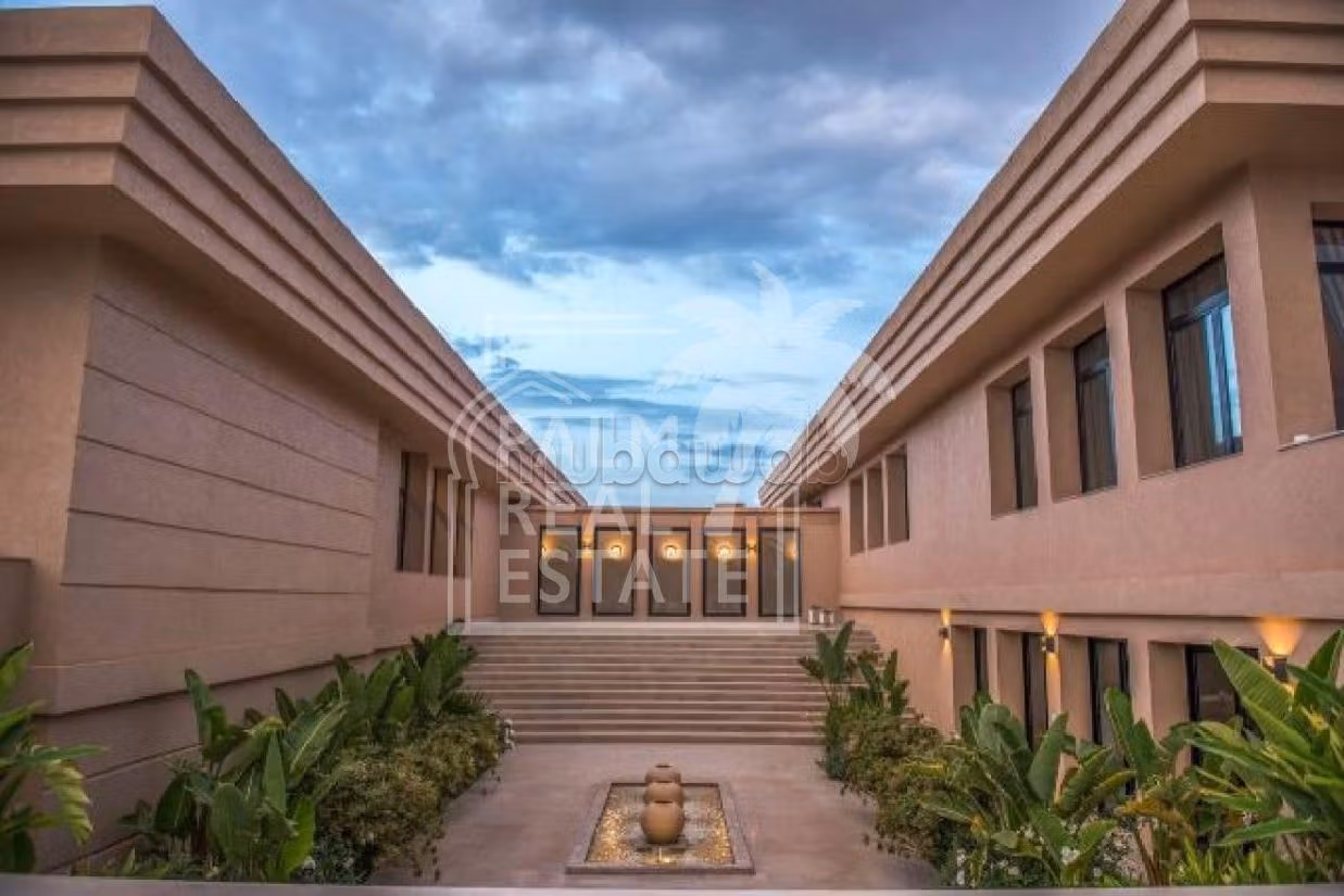 Villa's en luxe woningen te koop in Route de l'Ourika. 8 Ruimtes. Beveilingssysteem en traditionele woonkamer. 