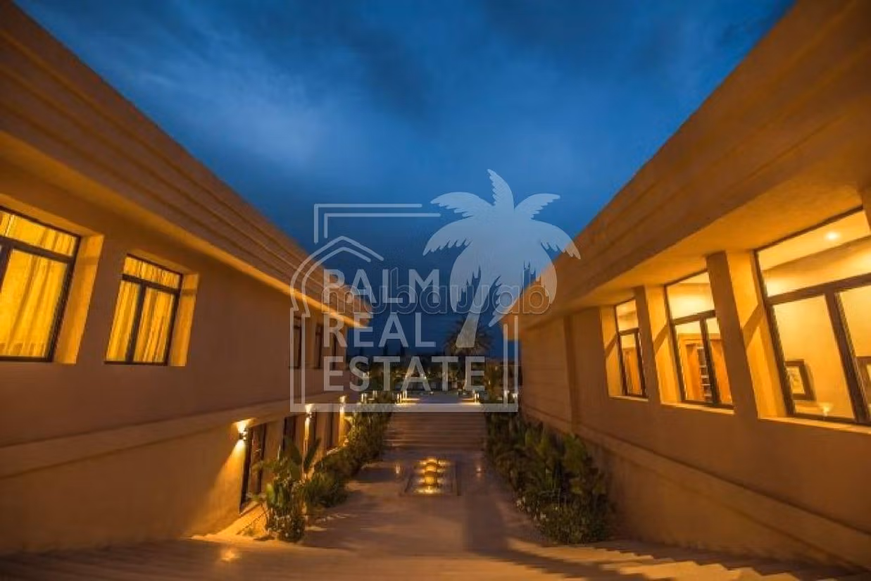 Villa's en luxe woningen te koop in Route de l'Ourika. 8 Ruimtes. Beveilingssysteem en traditionele woonkamer. 