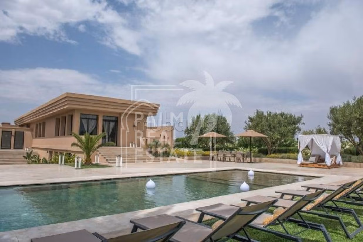 Villa's en luxe woningen te koop in Route de l'Ourika. 8 Ruimtes. Beveilingssysteem en traditionele woonkamer. 