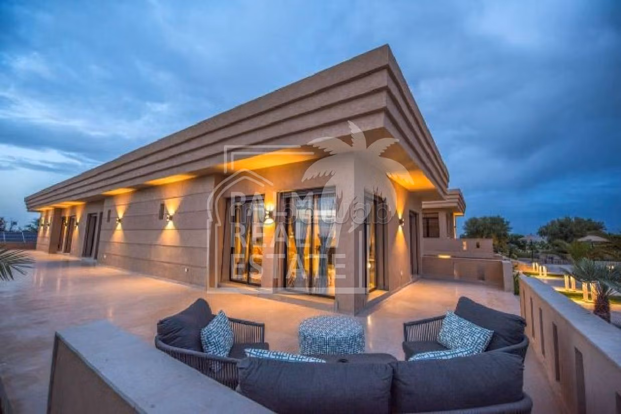 Villa's en luxe woningen te koop in Route de l'Ourika. 8 Ruimtes. Beveilingssysteem en traditionele woonkamer. 