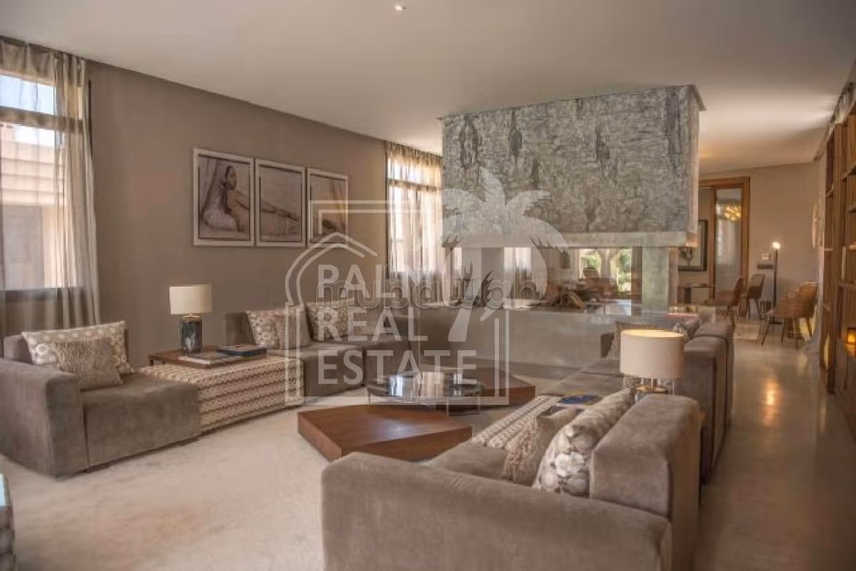 Villa's en luxe woningen te koop in Route de l'Ourika. 8 Ruimtes. Beveilingssysteem en traditionele woonkamer. 