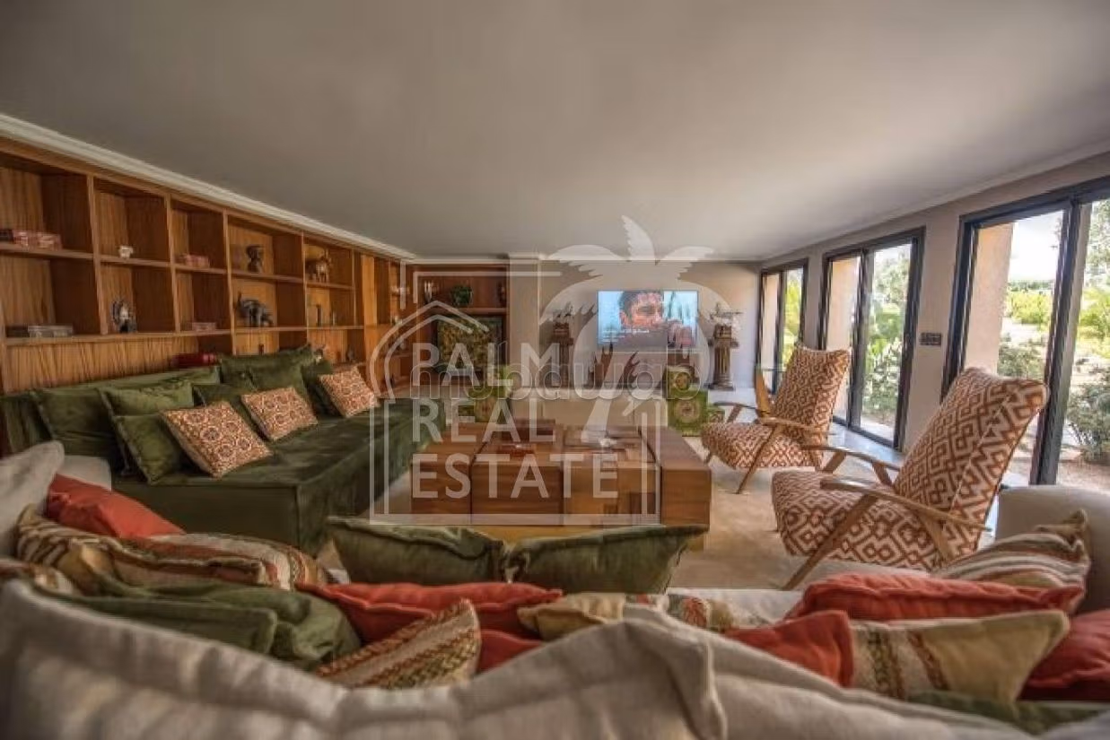 Villa's en luxe woningen te koop in Route de l'Ourika. 8 Ruimtes. Beveilingssysteem en traditionele woonkamer. 