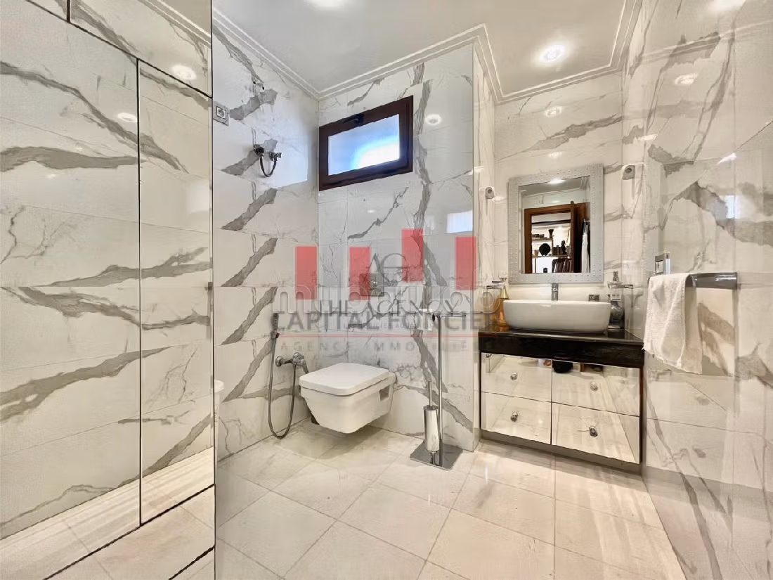 Beautiful apartment for sale in Gauthier. Dimension 136 m². Carpark and elevator