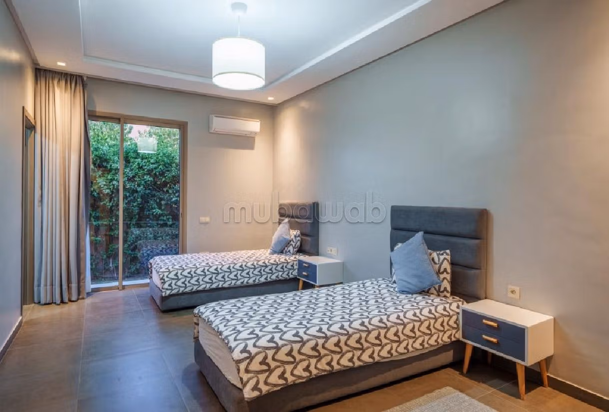 Se vende villa de lujo en Route de Ouarzazate. 3 dormitorios. Jardín y terraza. 