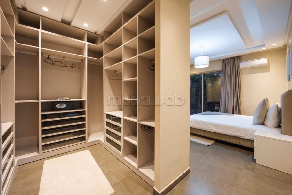 Se vende villa de lujo en Route de Ouarzazate. 3 dormitorios. Jardín y terraza. 