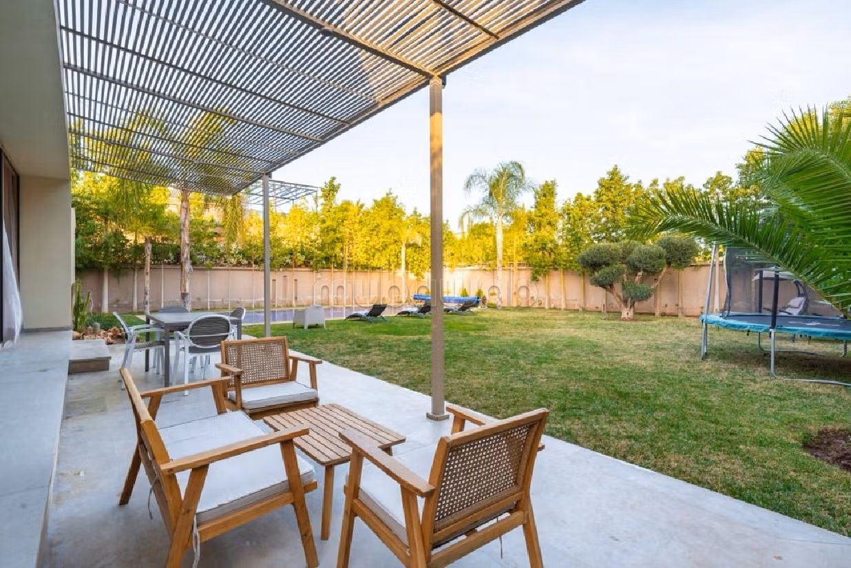 Se vende villa de lujo en Route de Ouarzazate. 3 dormitorios. Jardín y terraza. 