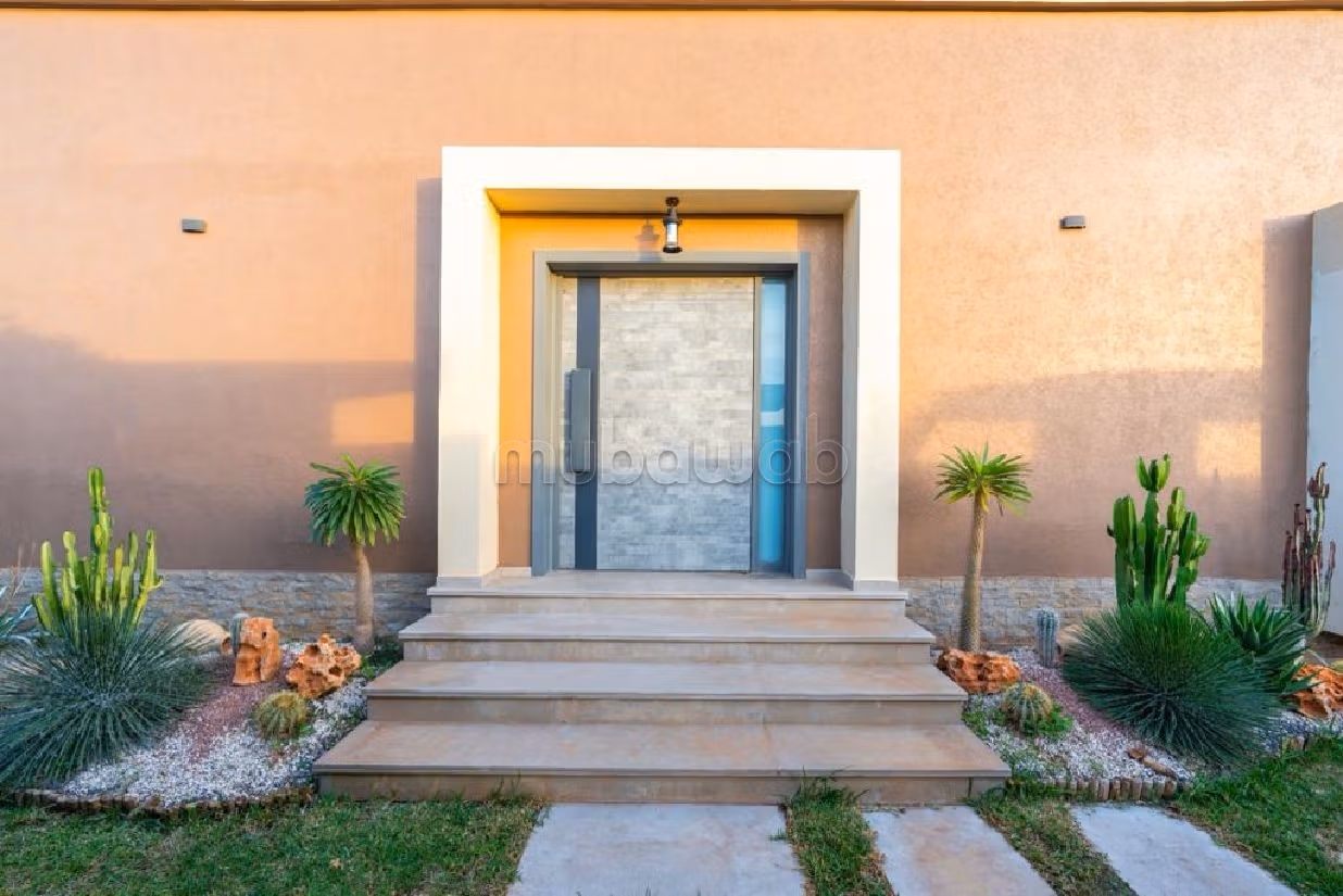 Se vende villa de lujo en Route de Ouarzazate. 3 dormitorios. Jardín y terraza. 