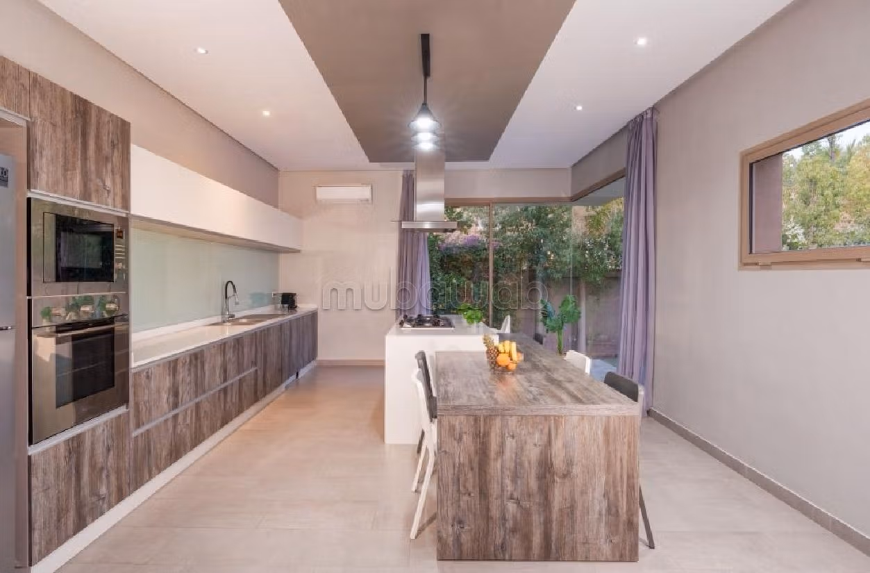 Se vende villa de lujo en Route de Ouarzazate. 3 dormitorios. Jardín y terraza. 