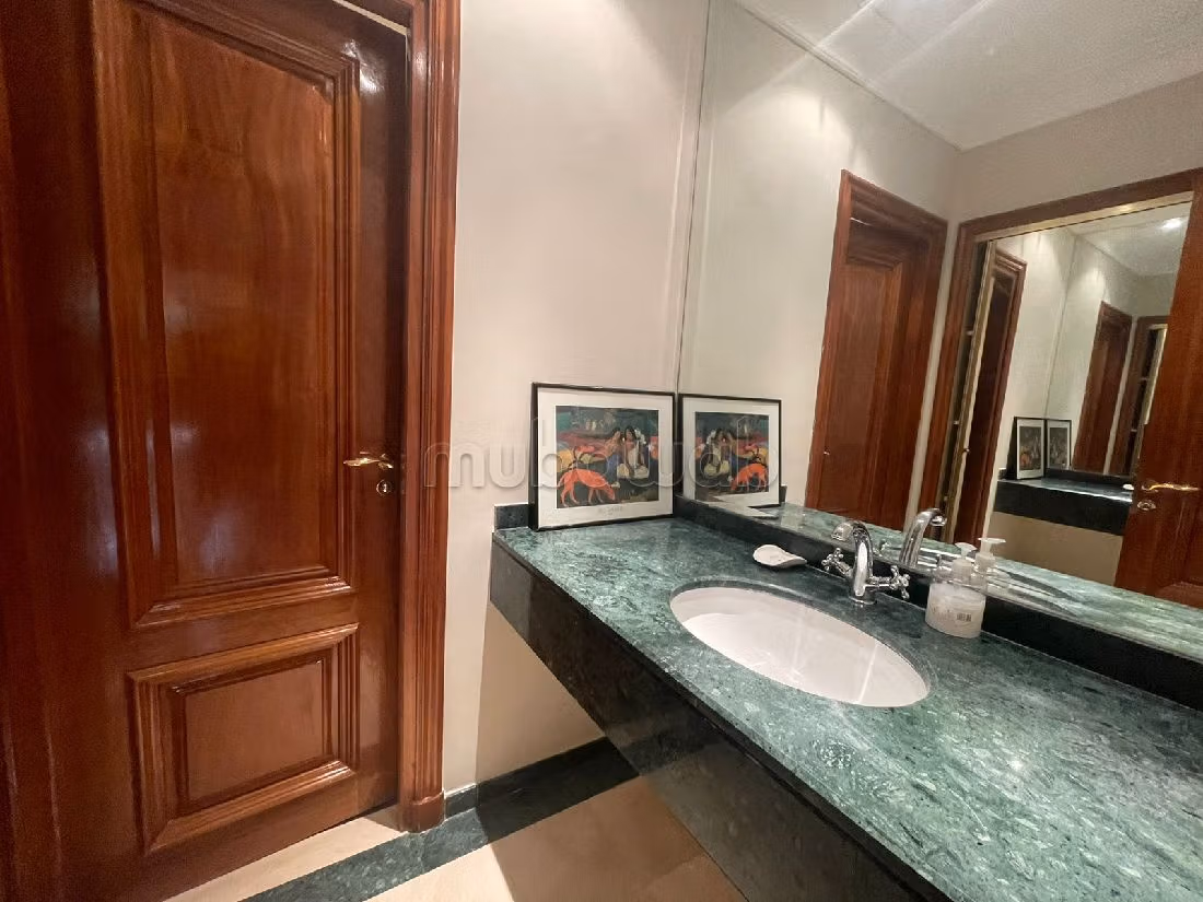 منزل ممتاز للبيع بعين الذياب. 4 غرف جميلة. مرآب