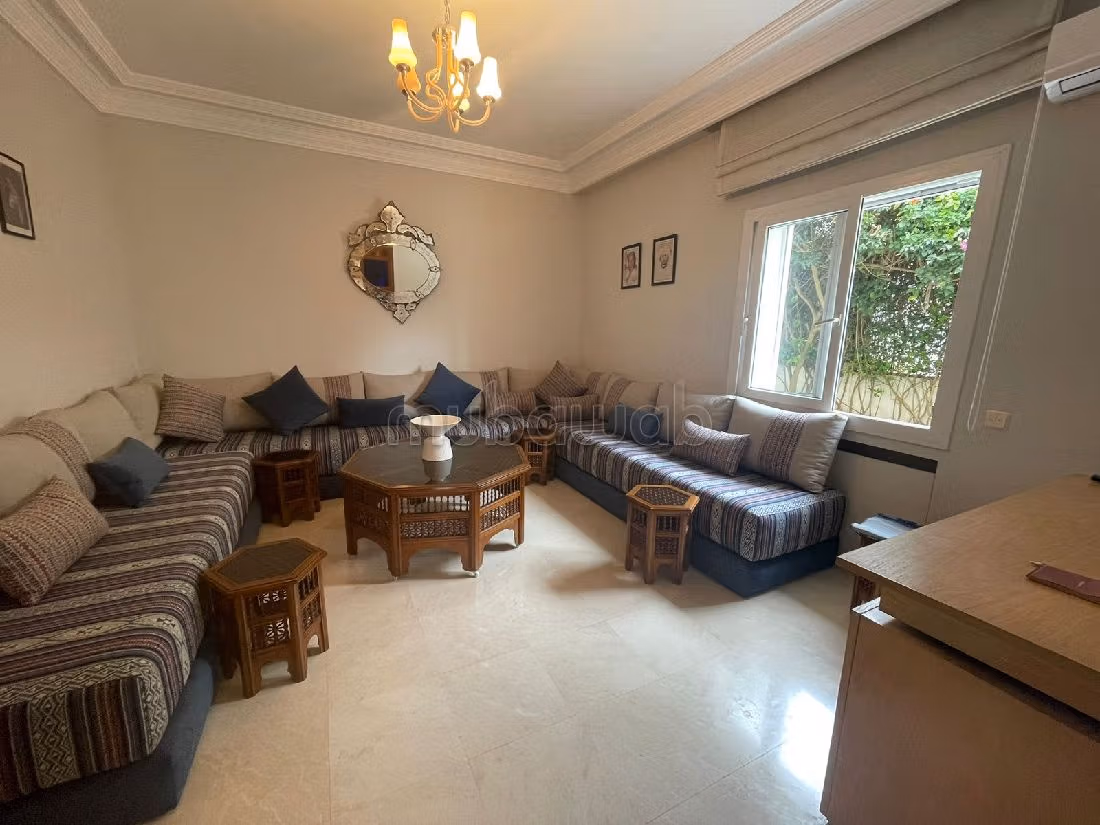 منزل ممتاز للبيع بعين الذياب. 4 غرف جميلة. مرآب