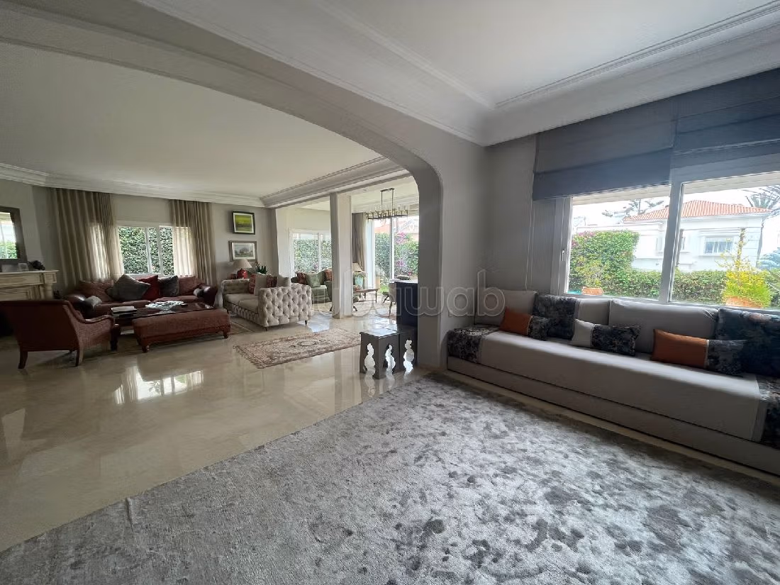 منزل ممتاز للبيع بعين الذياب. 4 غرف جميلة. مرآب