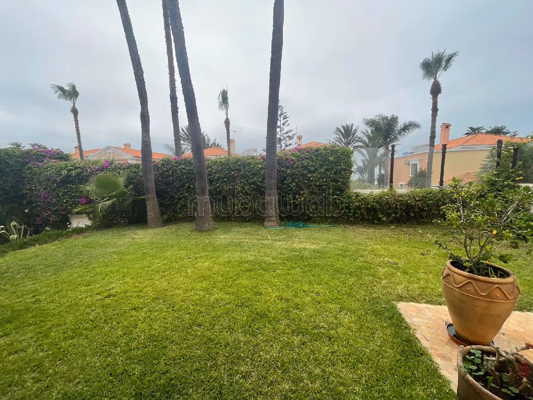 منزل ممتاز للبيع بعين الذياب. 4 غرف جميلة. مرآب