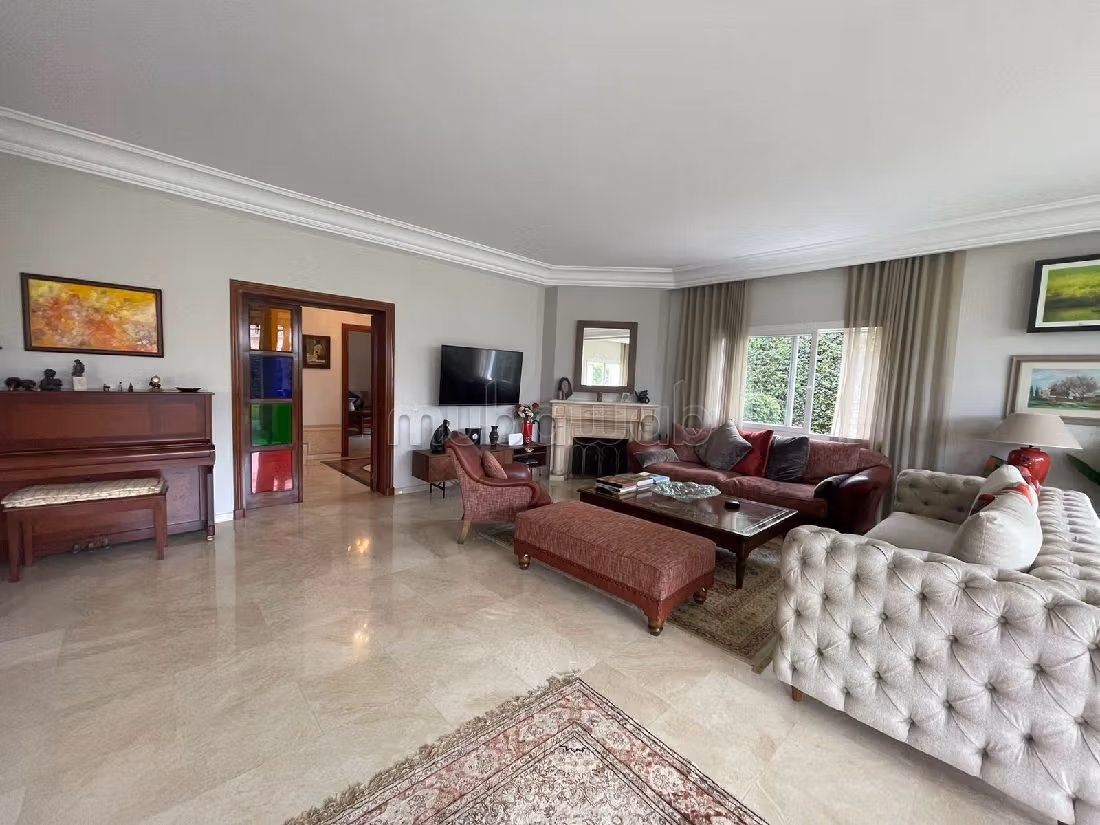 منزل ممتاز للبيع بعين الذياب. 4 غرف جميلة. مرآب