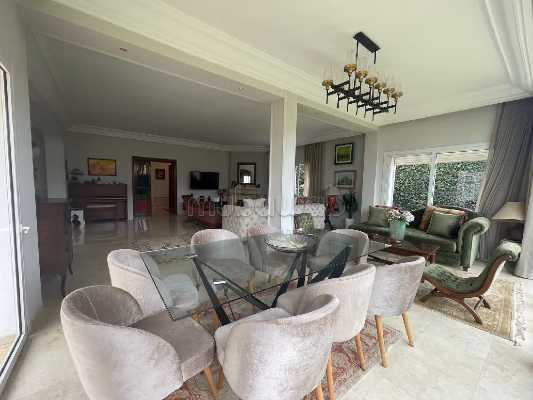 منزل ممتاز للبيع بعين الذياب. 4 غرف جميلة. مرآب