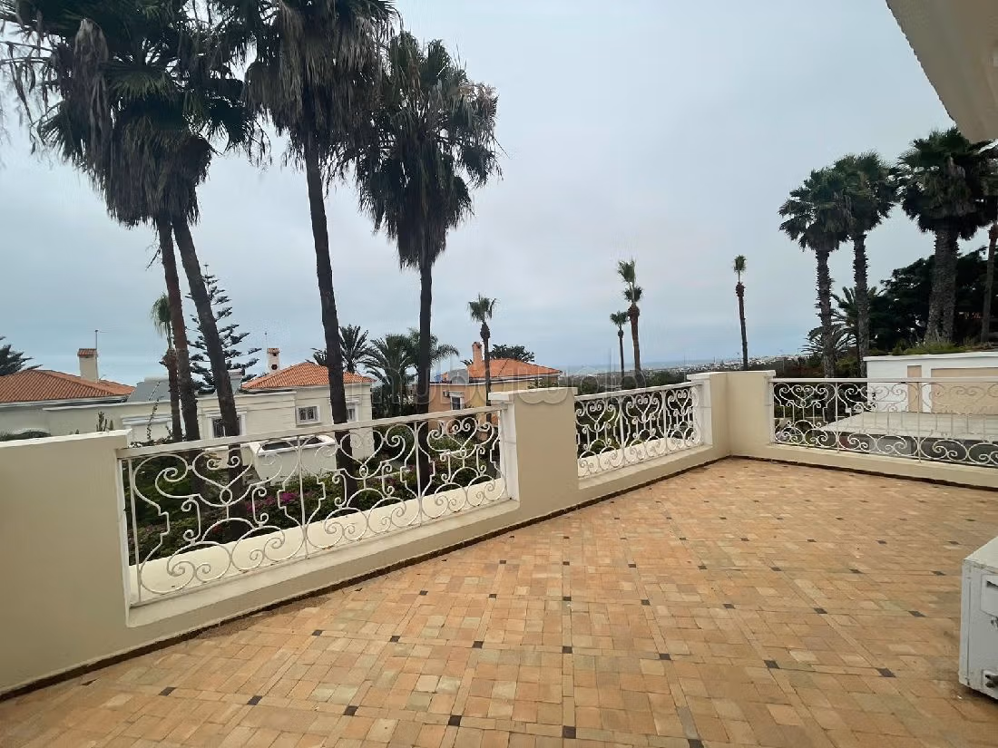 منزل ممتاز للبيع بعين الذياب. 4 غرف جميلة. مرآب