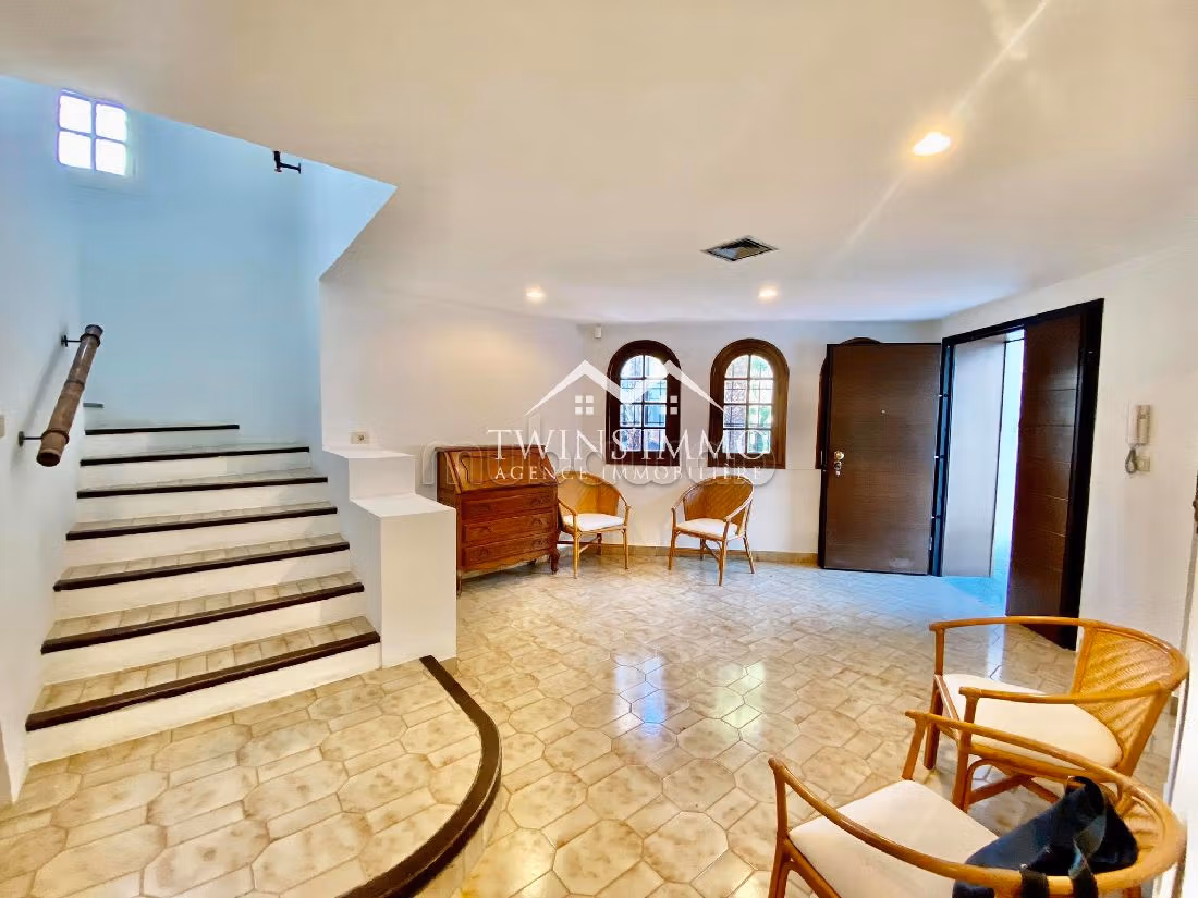 Bellissima casa in affitto a Gammarth Supérieur. 4 camere. Giardino e posto auto