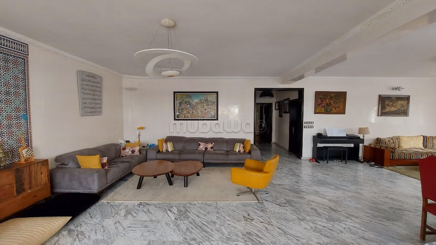 بيع شقة براسين. المساحة الإجمالية 318 م². شرفة كبيرة. 