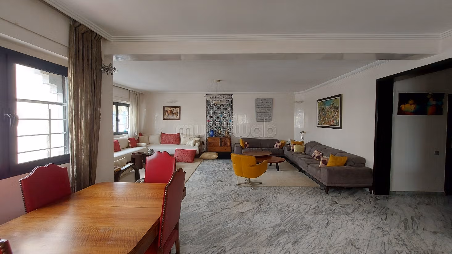 بيع شقة براسين. المساحة الإجمالية 318 م². شرفة كبيرة. 